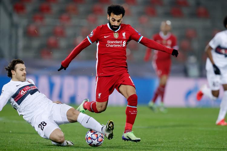 Erik Sviatchenko forsøgte at rette op på fejlen fra Alexander Scholz, men sendte i stedet Mohamed Salah videre i løb mod mål i første minut.   Foto: Jens Dresling/POLFOTO