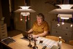 60-årige Lene Paludan Hastrup mistede alle sine arbejdsopgaver, da corona ramte. Efter at have ryddet op i sin email og på sit skrivebord i flere uger, brød hun sammen hos lægen. Der gik det op for hende, at hun var nødt til at komme tilbage på arbejde for at få hverdagen til at fungere igen.   Foto: Miriam Dalsgaard/POLFOTO