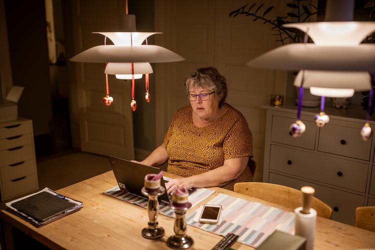 60-årige Lene Paludan Hastrup mistede alle sine arbejdsopgaver, da corona ramte. Efter at have ryddet op i sin email og på sit skrivebord i flere uger, brød hun sammen hos lægen. Der gik det op for hende, at hun var nødt til at komme tilbage på arbejde for at få hverdagen til at fungere igen.   Foto: Miriam Dalsgaard/POLFOTO