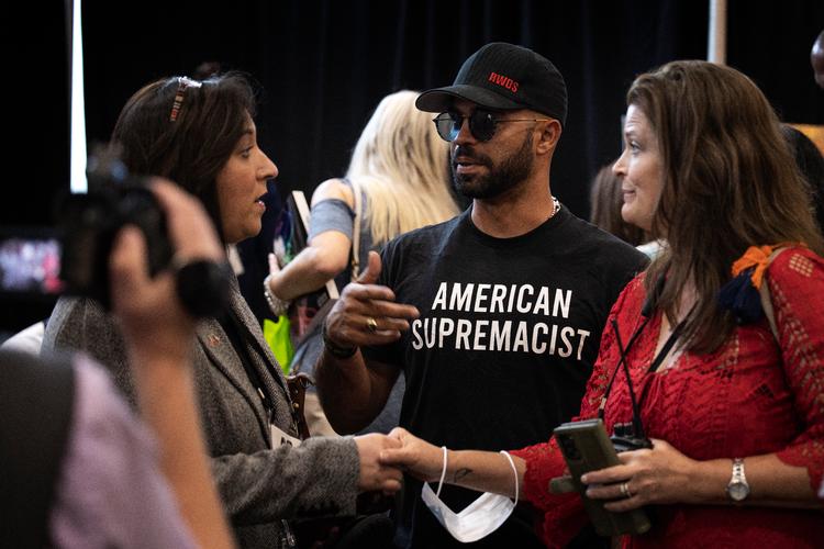 STØTTE. Formand for gruppen Proud Boys Enrique Tarrio til patriotisk festival i Florida. Han har stolt udtalt at gruppen er »semivoldelige« og står præsident Trump bi. Arkivfoto Johannes Skov Andersen Pol
