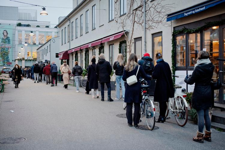 Smitten er steget på det seneste, hvor man bl.a. har taget en række mobile testcentre i brug. Flere steder er der lange køer som her på Nørrebro. (arkivfoto) Foto: Valdemar Ren