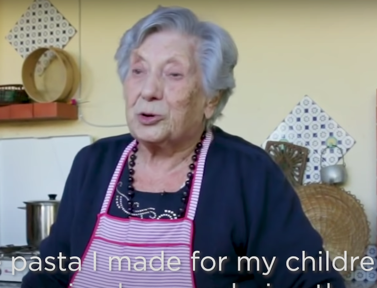 100-årige Letizia har mere end otte årtiers erfaring som pastatilbereder. Hendes specialitet er taglierini.  Foto: Screendump fra ’Pasta Grannies’