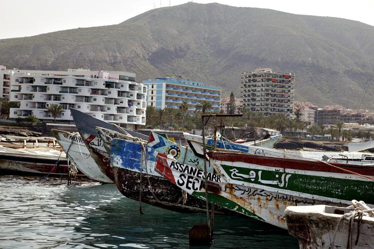 De afrikanske flygtninge og migranters både ligger rundt omkring i havnene på De Kanariske Øer som her i havnene i Los Christianos på Tenerife. Foto: Jacob Ehrbahn/POLFOTO