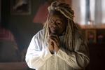 Whoopi Goldberg er 65, men med hvide dreadlocks kan hun godt gå for at være 108 – som hun er i 'The Stand'. Her er hun en af de gode, mens svenske Alexander Skarsgård spiller den onde Randall Flagg. Foto: Robert Falconer/CBS