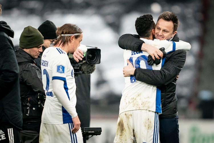 Det har vist at være en problemfyldt periode, som William Kvist, der her krammer Carlos Zeca, er gået ind i som leder  i  FCK. Nu skal han tage stilling til menneskerettigheder.  Foto: Mads C.. Rasmussen/Ritzau Scanpix