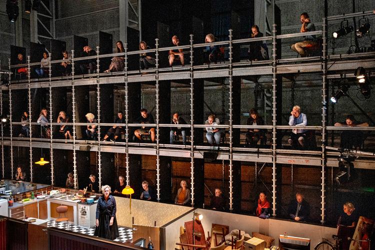 Publikum ved Den Jyske Operas forestilling 'I går og i morgen', der fandt sted i en lagerhal på havnen i Aarhus i august. Foto: Jacob Ehrbahn/POLFOTO