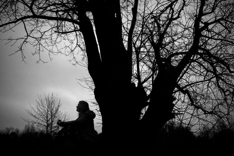 Persille Ingerslev får ofte breve fra læserne. En af dem var en kvinde, der flygtede fra sin voldelige mand, da landet lukkede næste første gang. Hvor mon hun er i dag, hvor alt igen er lukket. Foto: Andreas Haubjerg/POLFOTO