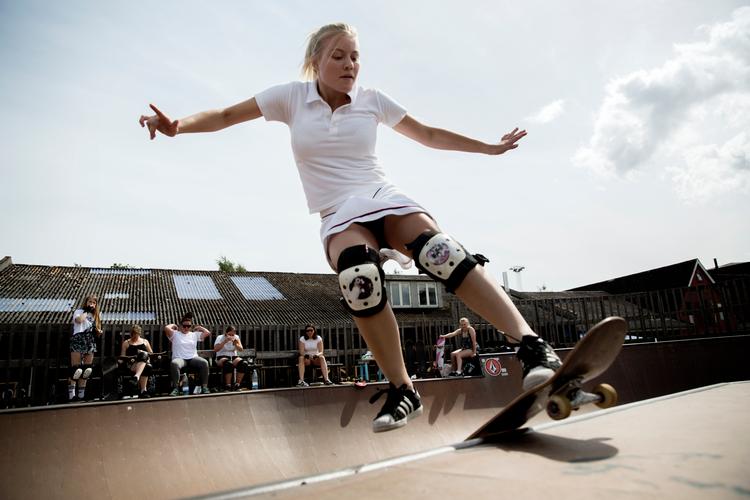 Skateboard er en sport, der vokser hos begge køn. Nu er der olympiske medvind. Sporten på gaden er kommet ind i varmen for at hjælpe den olympiske fremtid. Foto: Maud Lervik/POL