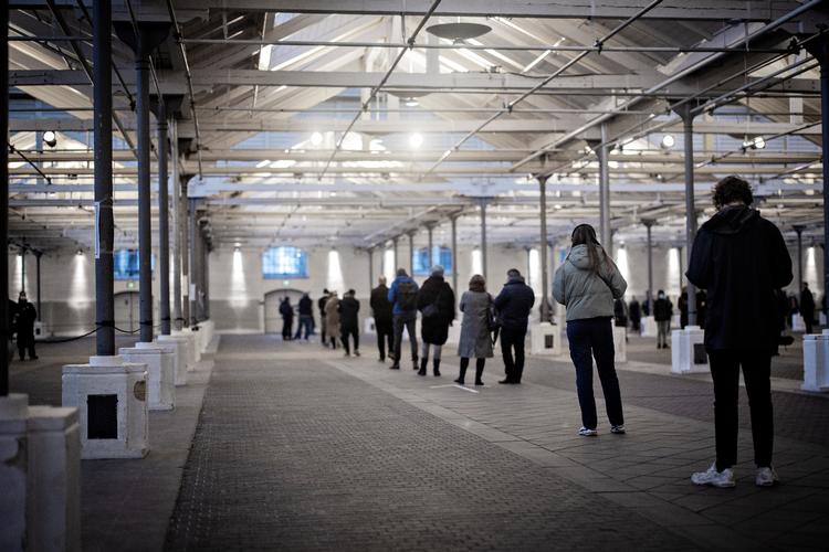 Regeringen vil købe testkapacitet fra private leverandører for at undgå, at det offentlige testsystem overopheder, når folk skal testes inden jul. Foto: Marius Renner/POLFOTO