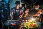 Ball Apichart har skabt sig en givtig forretning med at sælge pølser ved de næsten daglige demonstrationer i Thailand. Personligt støtter han også protesterne og mener, at Thailand har brug for politisk forandring. Foto: Claus Blok Thomsen