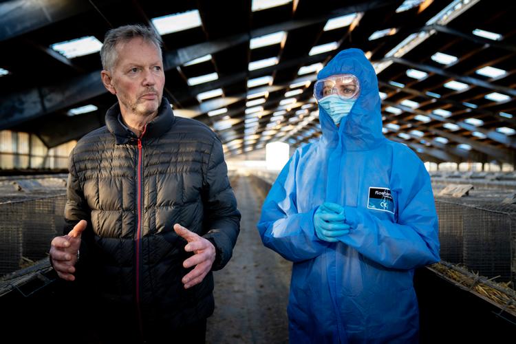 Statsminister Mette Frederiksen (S) på besøg hos minkavler Peter Hindbo ved Kolding. Hun havde tårer i øjnene, da hun mødte pressen efter besøget. Her gav hun samtidig den første undskyldning for de tumultariske uger, der har ført til, at minkerhvervet reelt er nedlagt i Danmark. Foto: Mads Nissen/POLFOTO