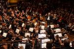 Der er i alt 74 sangere i de to kor, der nu er hjemsendt. På billedet ses DR Koncertkoret sammen med DR SymfoniOrkestret og dirigent 
Gianandrea Noseda i DR Koncerthuset.   Foto: Ivan Boll/POLFOTO
