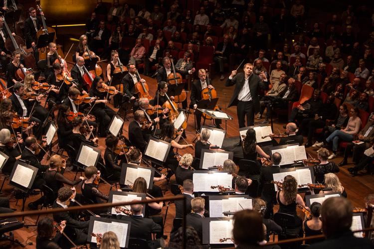 Der er i alt 74 sangere i de to kor, der nu er hjemsendt. På billedet ses DR Koncertkoret sammen med DR SymfoniOrkestret og dirigent 
Gianandrea Noseda i DR Koncerthuset.   Foto: Ivan Boll/POLFOTO