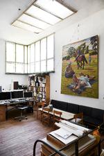 Grafikeren Rasmus Koch arbejder i et stort atelier i en gammel funkisvilla, som han også er ved at sætte i stand.   Foto: Nicoline Olsen