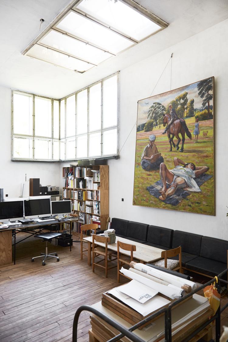 Grafikeren Rasmus Koch arbejder i et stort atelier i en gammel funkisvilla, som han også er ved at sætte i stand.   Foto: Nicoline Olsen