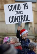     Demonstrationerne mod corona-regler vokser over hele Europa og danner grobund for konspirationsteorier. Her er budskabet fra Birmingham klart. Foto Phil Noble