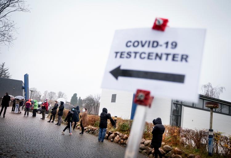 Tirsdag var der lange køer for at blive coronatestet ved Gladsaxe Gymnasium i Storkøbenhavn. Der er nogle steder i Danmark nu op mod 16 dages ventetid for at få en tid til coronatest, hvis man ikke har symptomer eller er nær kontakt til en smittet.  Foto: Liselotte Sabroe/Ritzau Scanpix