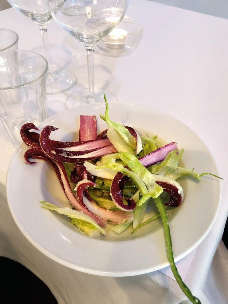 Puntarellen ligner et rumskib og kan virke utilgængelig, men kast dig ud i den. I februar er knasende bittert grønt lige det, du har brug for. 