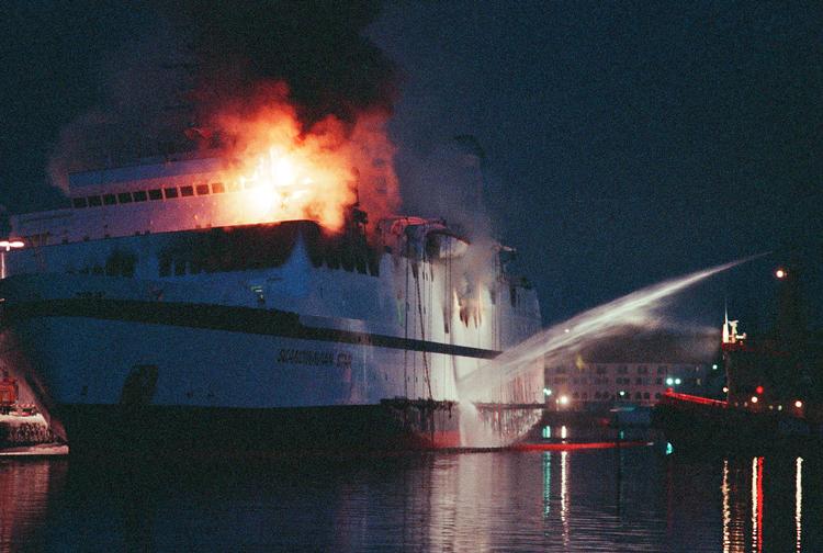 Den brandhærgede færge Scandinavian Star er blevet slæbt ind til havnen i den svenske by Lysekil. 159 mennesker omkom. Foto: Jens Dige/Ritzau Scanpix