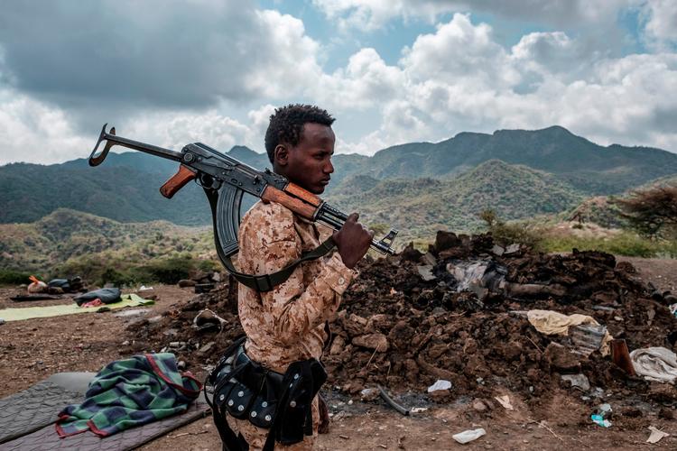 Civile er fanget i en voldsbølge mellem etniske militser, nogle støttet af regeringen, i Etiopien. Sudan har åbnet grænsen for de flygtende, men gåturen dertil koster mange liv. Her en soldat ved landsbyen Bisober i Tigray-regionen. Foto: Eduardo Soteras/Ritzau Scanpix