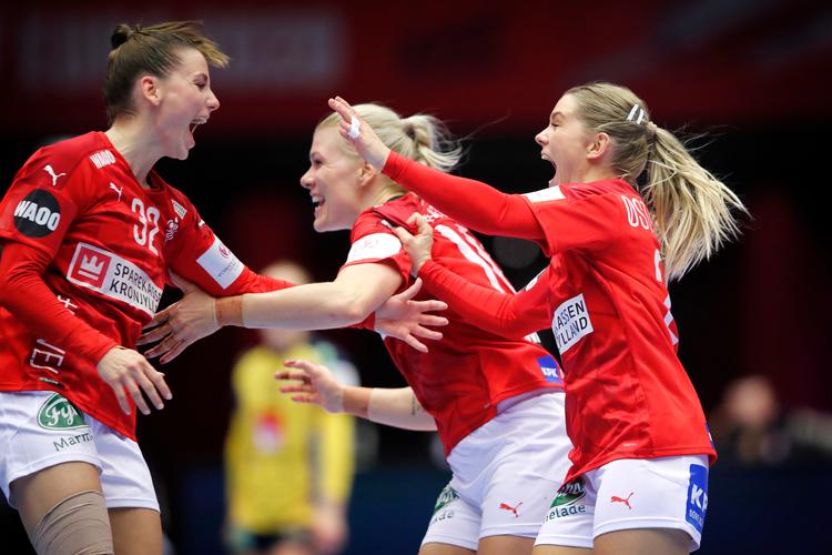  Mie Højlund, Kathrine Heindahl og Trine Østergaard jubler efter sejren.   Foto: Jens Dresling/POLFOTO