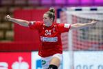   Rikke Iversen fik noget af et gennembrud med en fremragende forsvarsindsats, og så scorede hun to mål.  Foto: Jens Dresling/POLFOTO