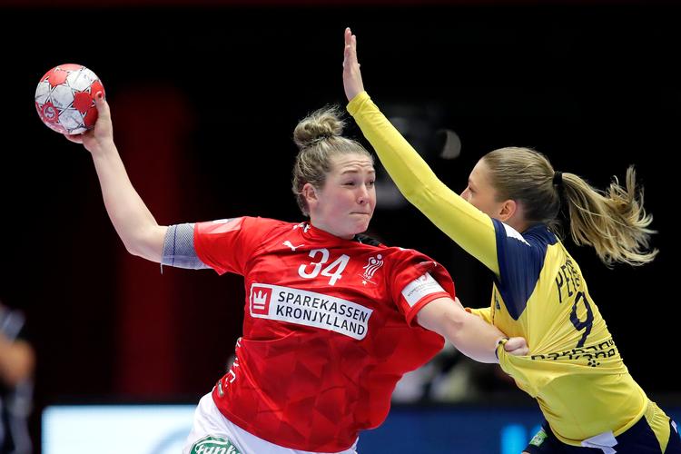    Rikke Iversen var her, der og allevegne i kampen mod Sverige og leverede en imponerende indsats. Foto: Jens Dresling/POLFOTO