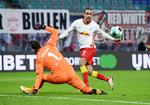 Med dette chip fik Yussuf Poulsen passeret Werder-målmanden Jiri Pavlenka. men bolden ramte stolpen. Foto: Annegret Hilse/Ritzau Scanpix