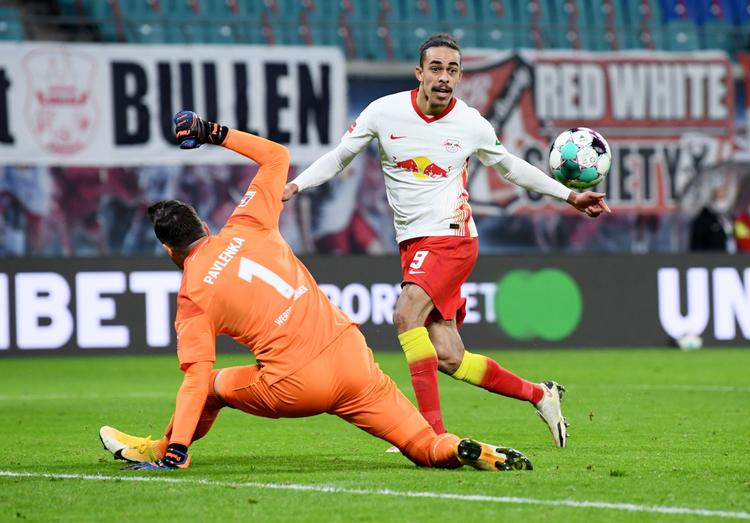 Med dette chip fik Yussuf Poulsen passeret Werder-målmanden Jiri Pavlenka. men bolden ramte stolpen. Foto: Annegret Hilse/Ritzau Scanpix