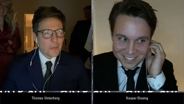 Instruktør Thomas Vinterberg (tv.) og Kasper Dissing, en af filmens producere, var begge trukket i jakkesættet, selv om European Film Awards grundet coronakrisen ikke kunne gennemføres som normalt. I stedet var alle de igennem via hver deres videolink, da 'Druk'  sent lørdag aften vandt prisen for bedste europæiske film. Tidligere på aftenen havde 'Druk' vundet priser i flere andre af European Film Awards topkategorier.  Foto: Screenshot fra livestream/European Film Award