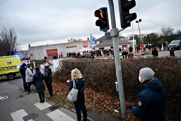 Kø ved Falcks mobile testcenter, hvor der lørdag er blevet åbnet op for gratis lyntest i kampen mod coronavirus, i Hvidovre i går.  Foto: Philip Davali/Ritzau Scanpix