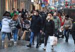 Tyskere på juleshopping i Køln i går.  Foto: Wolfgang Rattay/Ritzau Scanpix