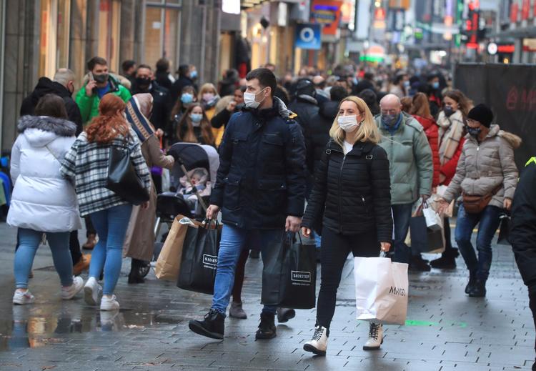 Tyskere på juleshopping i Køln i går.  Foto: Wolfgang Rattay/Ritzau Scanpix