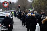 Kø ved Falcks mobile testcenter, hvor der lørdag er blevet åbnet op for gratis lyntest i kampen mod coronavirus, i Hvidovrei går. Foto: Philip Davali/Ritzau Scanpix