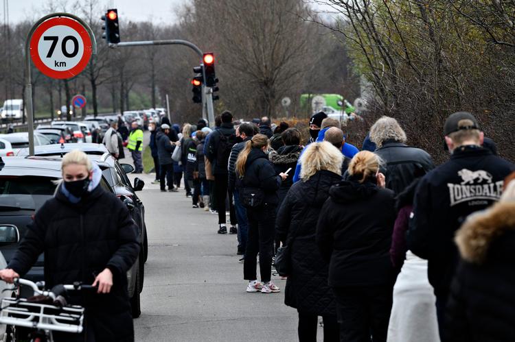 Kø ved Falcks mobile testcenter, hvor der lørdag er blevet åbnet op for gratis lyntest i kampen mod coronavirus, i Hvidovrei går. Foto: Philip Davali/Ritzau Scanpix