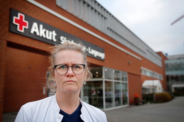 Gitte Anna Madsen mødte søndag ind på en 24 timers vagt. Derefter har hun møder, og først mandag eftermiddag kan hun tage hjem til sine børn og lave aftensmad. Foto: Jens Dresling/POLFOTO