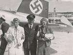 15-årige Ragnhild Hveger (tv.) og Inge Sørensen, bare 12 år, er fotograferet foran flyet til Berlin i 1936. Ved legene vandt de henholdsvis sølv og bronze. Foto: Holger Damgaard/POLFOTO