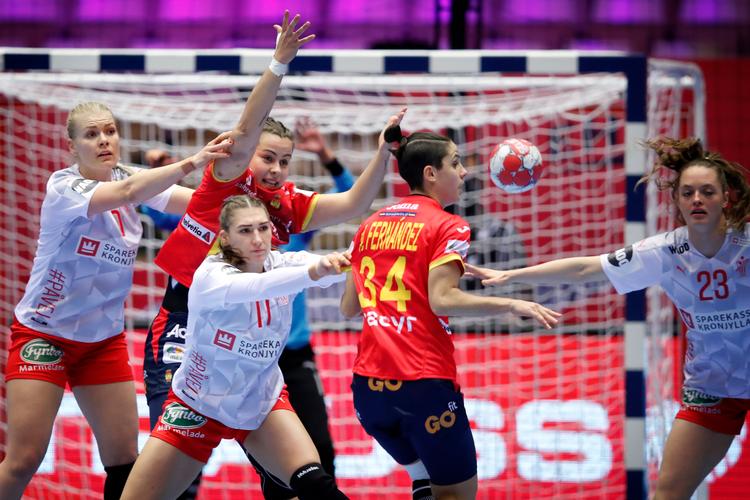   Line Haugsted og kollegerne i det danske forsvar holdt Spanien i et jerngreb det meste af kampen. Foto: Jens Dresling/POLFOTO