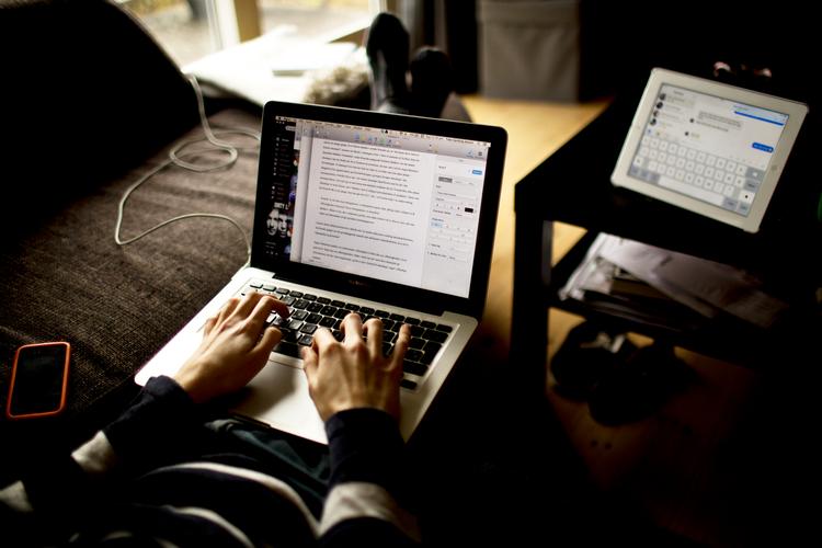Onlineeksamener og ringere undervisning under coronakrisen kan være blandt årsagerne til øget eksamenssnyd. Foto: Janus Engel/POLFOTO