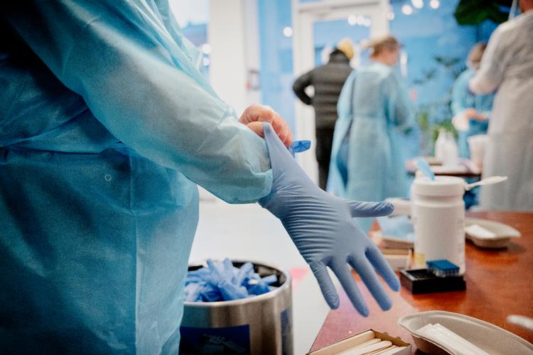 For at bevare kontrollen med epidemien bliver der i disse dage testet massivt i Region Hovedstaden. Især blandt unge bliver mange testet positive. Her er vi på et pop-up testcenter på Nørrebro i København. Foto: Valdemar Ren