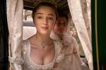 Phoebe Dynevor spiller den ualmindeligt smukke og renfærdige debutant. Daphne Bridgerton, som forelsker sig i bad boy-hertugen Simon af Hastings. 