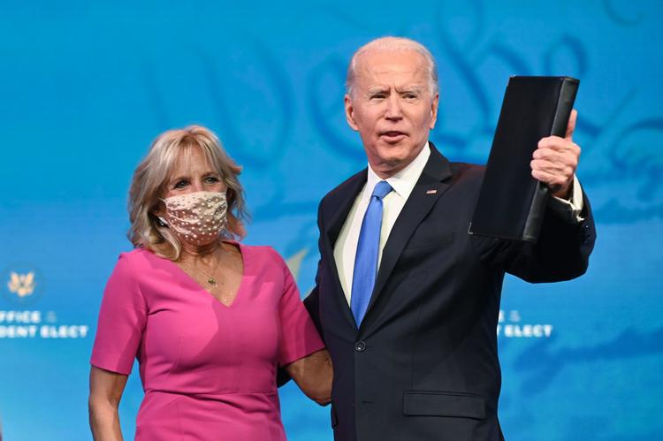 Jode Biden, som her er sammen med sin hustru, Jill Biden, kan se frem til at blive indsat som USA's 46. præsident 20.  januar. Foto: Roberto Schmidt/Ritzau Scanpix