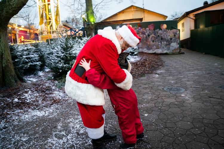  I fjor kunne julemanden give børn et kram. Arkivfoto Andreas Merrald