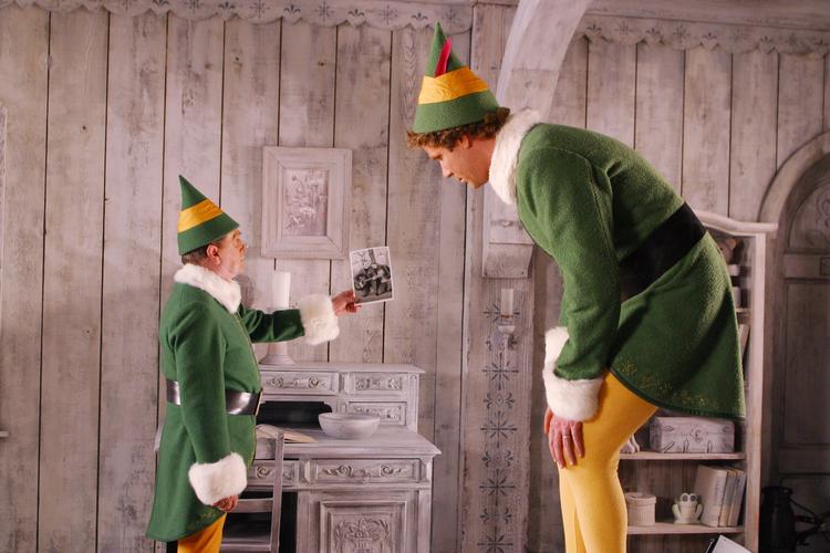 Will Ferell vandt hjerter som den barnlige Buddy, der er overbevist om, at han er en nisse. Eller en alf, som det af mærkelige årsager hedder i den danske oversættelse. Foto: Warner Home Video