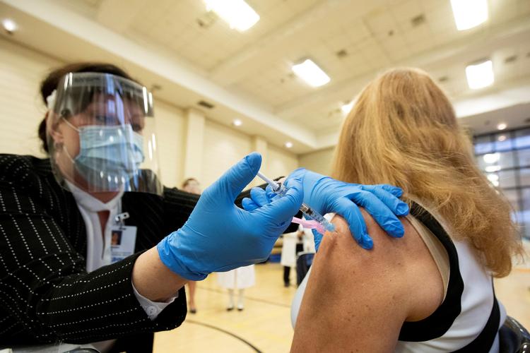 Flere lande er begyndt at vaccinere deres borgere som her i Canada. Foto: Carlos Osorio/Ritzau Scanpix