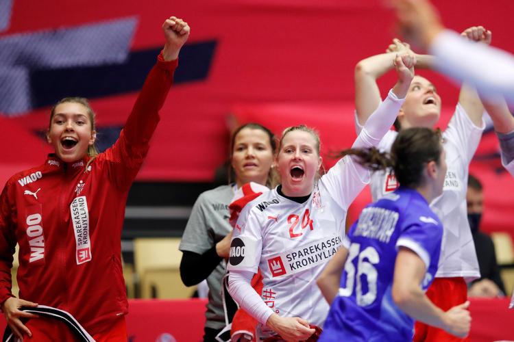    Andrea Hansen, Holdleder Christina Roslyng Christiansen og Mia Rej jubler., da sejren er ved at være i hus   Foto: Jens Dresling/POLFOTO