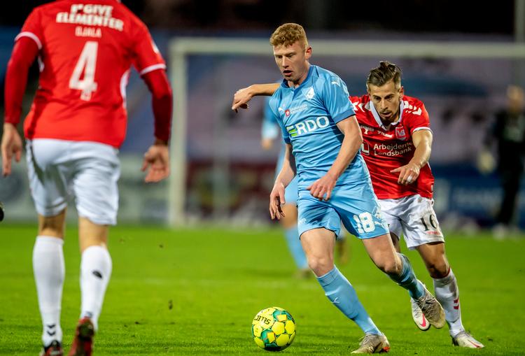 Efter at have scoret til 3-0 mod Holstebro måtte Tobias Klysner trække i målmandstrøjen. Foto: René Schütze/Ritzau Scanpix