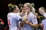     Følelserne fik frit spil hos Kathrine Heindahl efter sejren.  Her får hun en krammer af stregkollega Rikke Iversen. Foto: Jens Dresling/POLFOTO