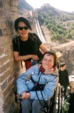 Anna le Dous (tv) ved et vendepunkt i sit rejseliv, sammen med den rejseleder, der insisterede på, at Anna skulle med op på De Kinesiske Mur. Mange år senere kigger hun ud over Jerusalem (th), hvor hun er rejst til for at fejre jul med sin palæstinensiske veninde. Foto: Privatfoto
