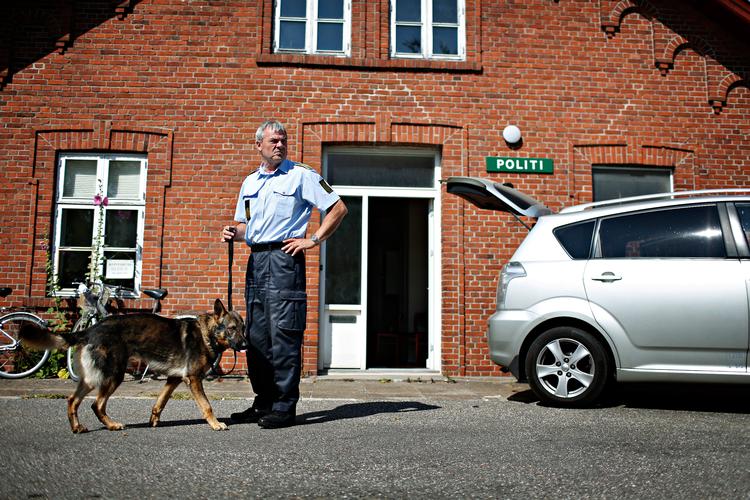 En af de få landbetjente, der var tilbage efter politireformen, var Læsø ene politimand, Per Nielsen. Nu vil politikerne øge nærpolitiet. Foto: Martin Lehmann/POLFOTO